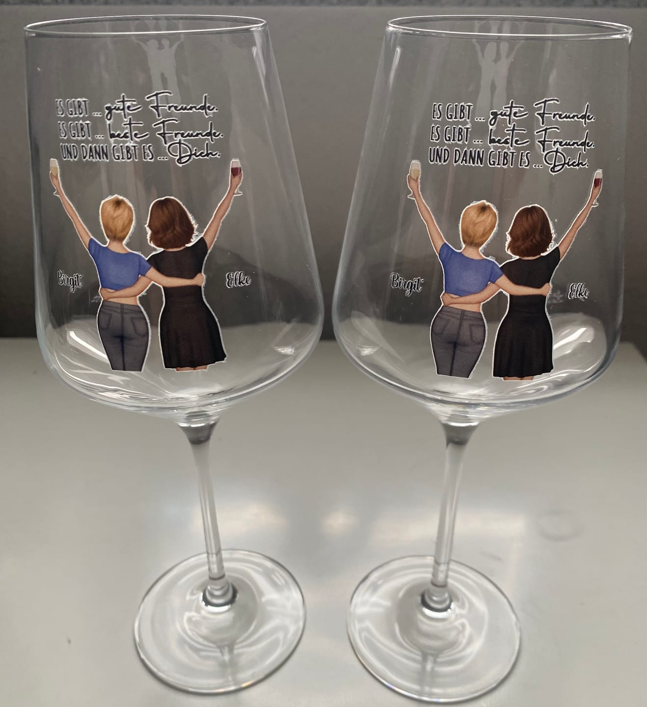 Customer photo review of Freundinnen - Personalisiertes Weinglas für Besties und Schwestern mit Illustration