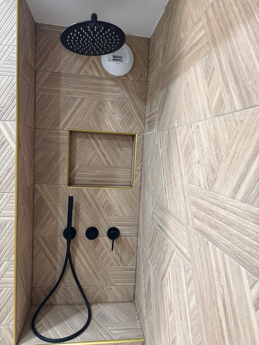 Customer photo review of Colonne de douche encastrée noir mate