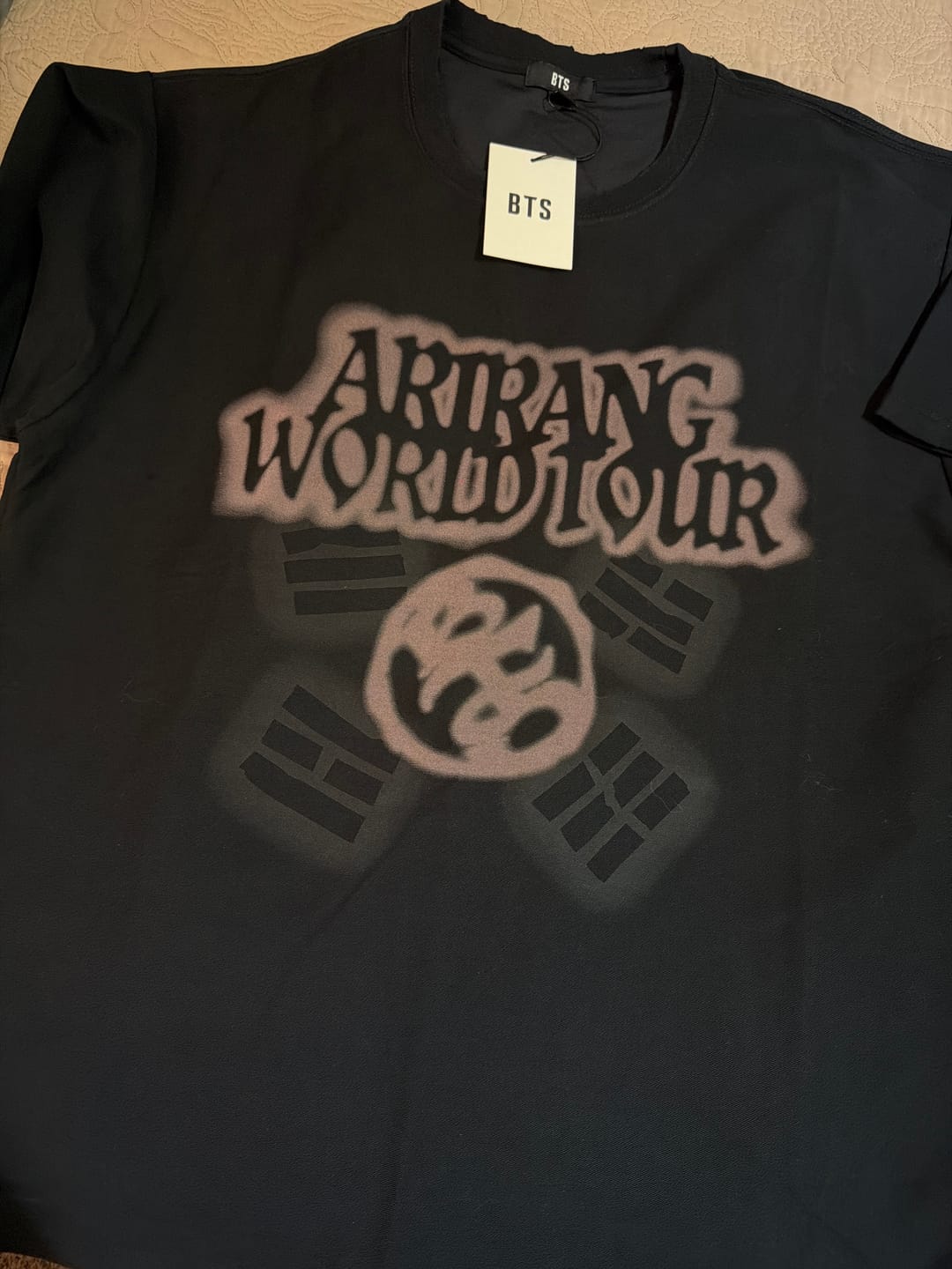 Customer photo review of [2ND PRE-ORDER] BTS - ARIRANG WORLD TOUR OFFICIAL MD S/S TOUR T-SHIRT (BLACK)