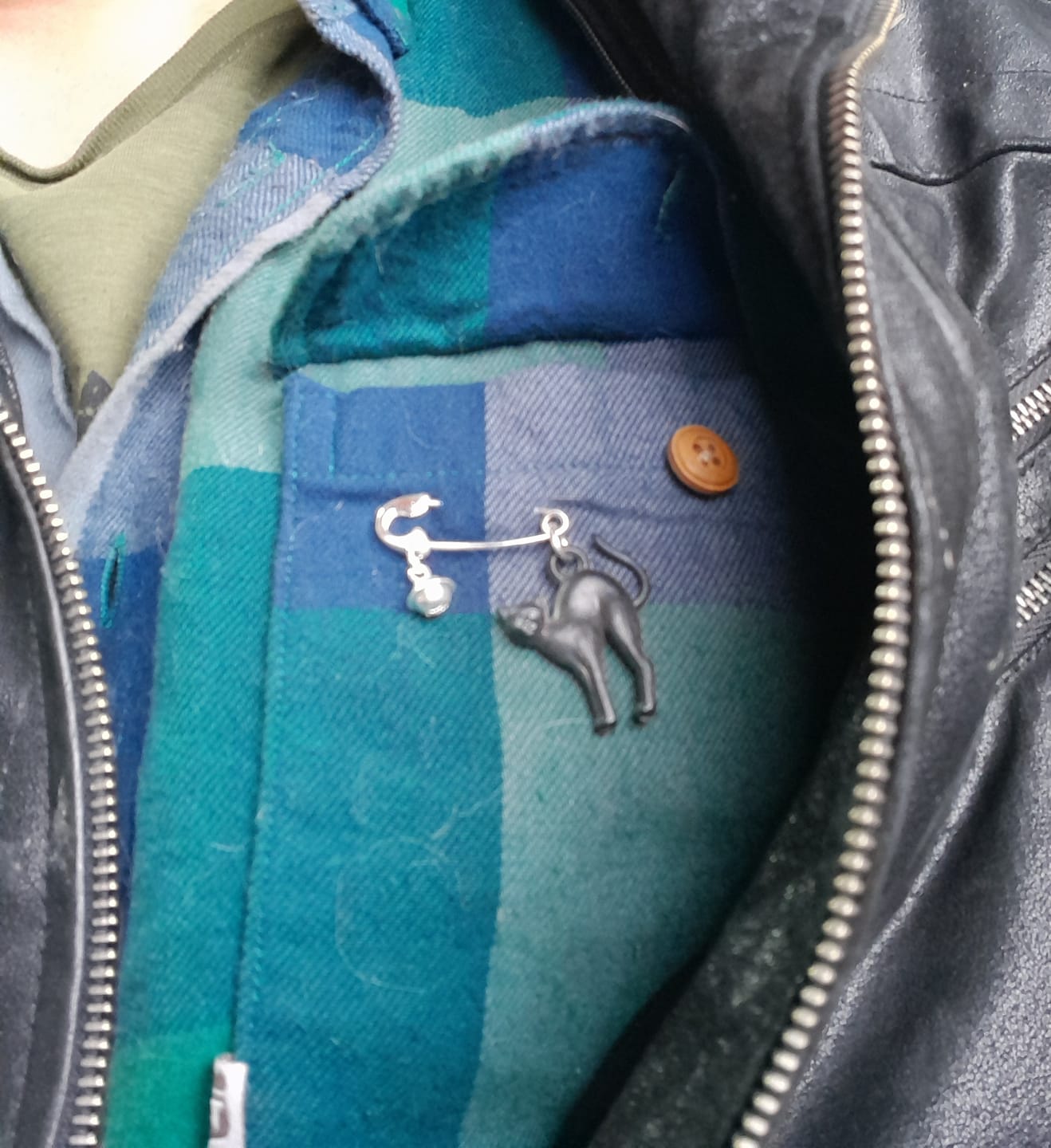 Customer photo review of Prendedor de Plata Gato Negro de los 80 con Cascabel