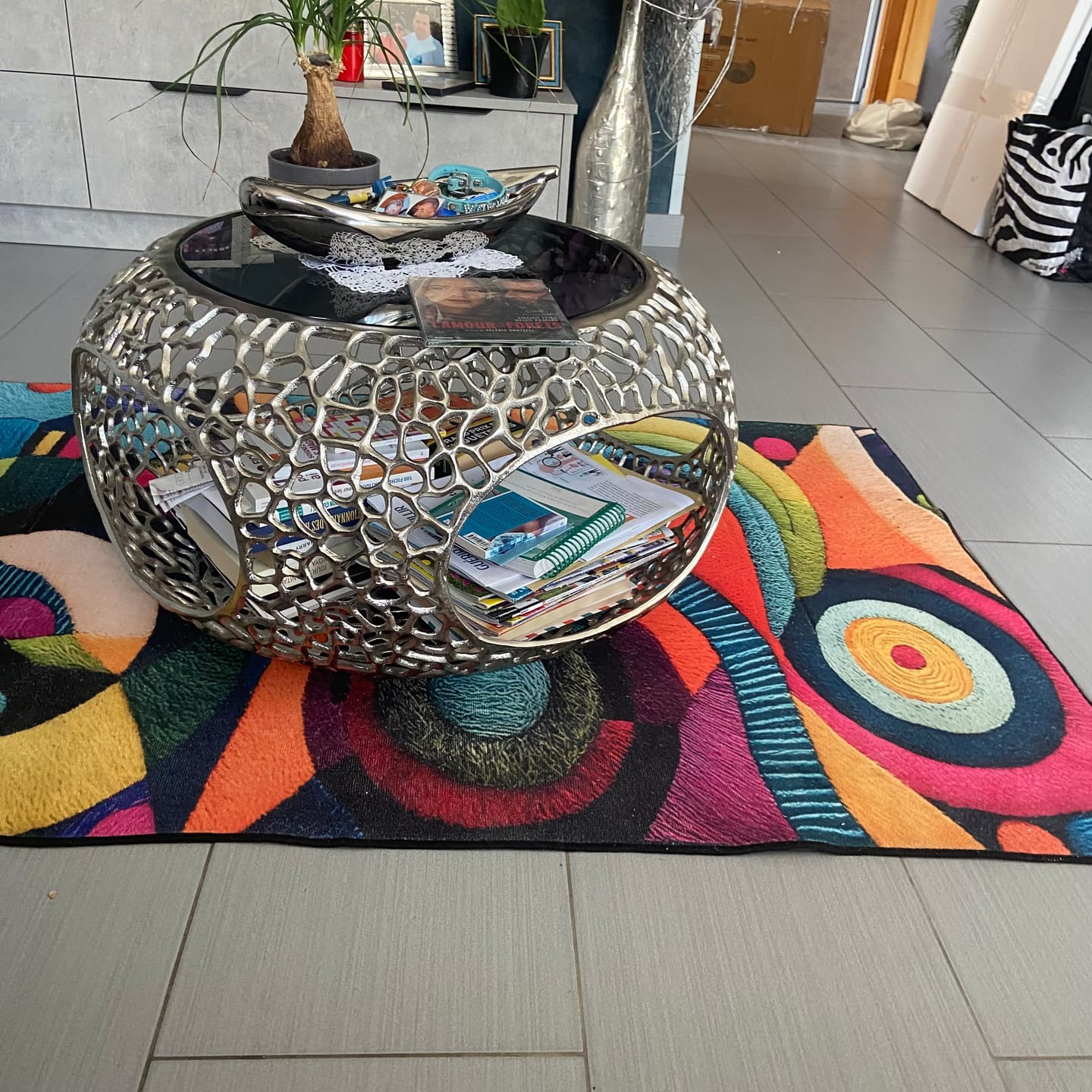 Customer photo review of Table basse ronde SPIN 75cm argent noir verre métal avec espace de rangement fait main