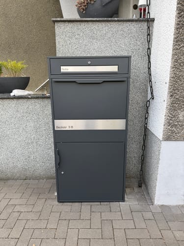 Customer photo review of XXL Paketbox mit Briefkasten | anthrazit - RAL7016 | personalisiert mit Edelstahl-Schildern