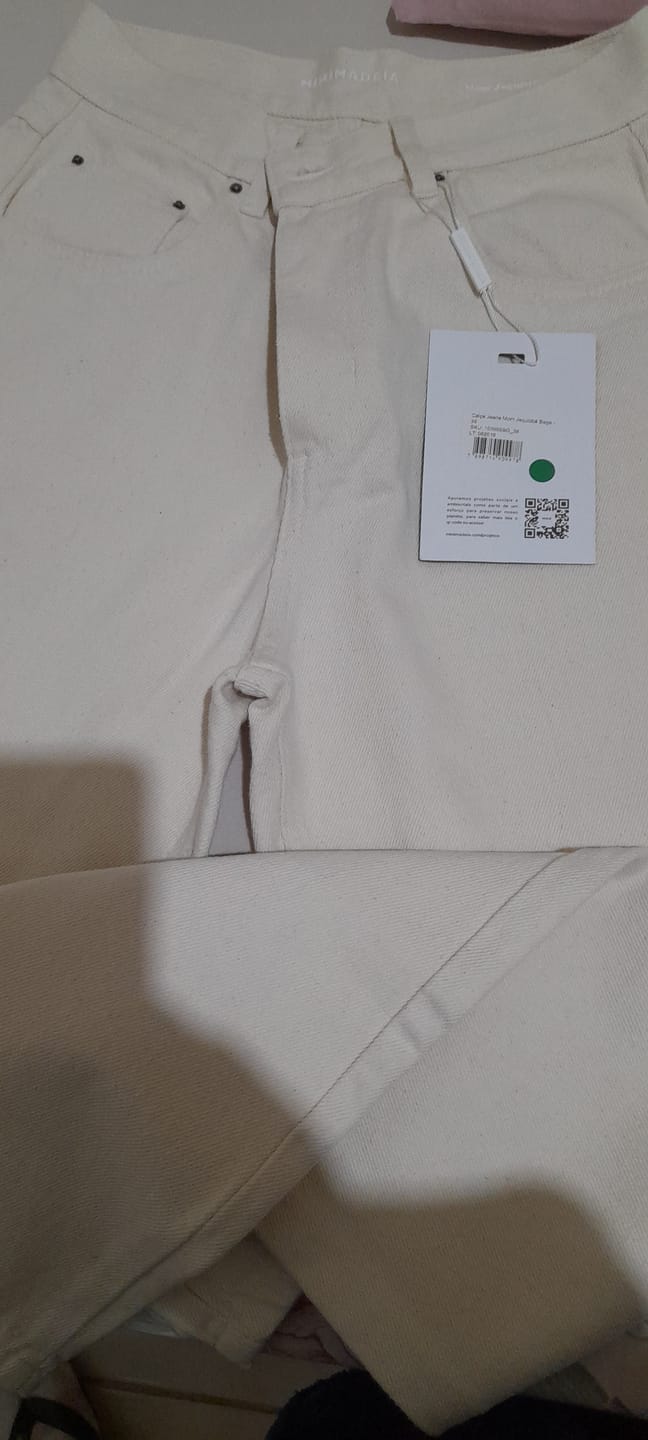 Customer photo review of Calça Jeans Mom Jequitibá Bege Natural
