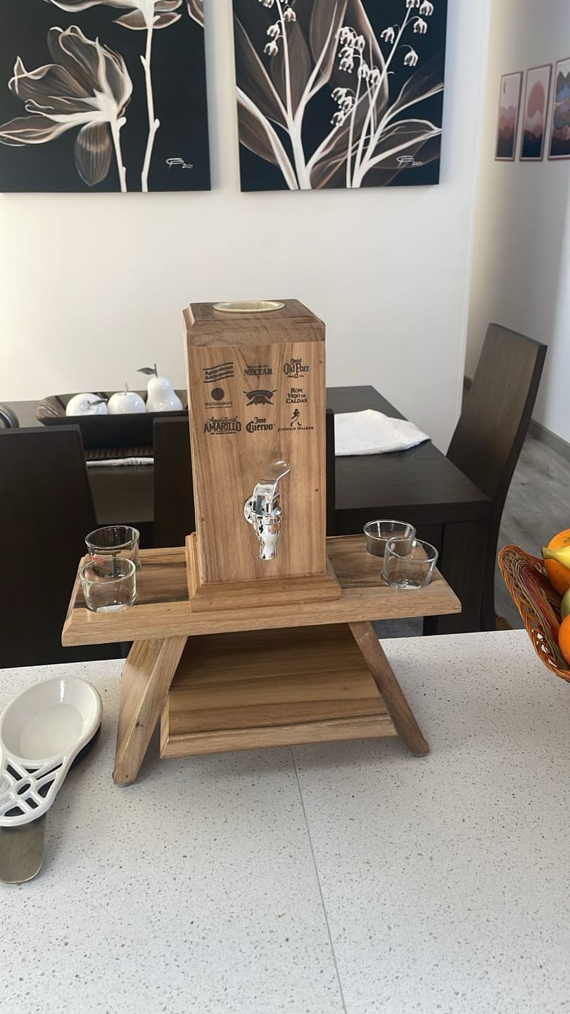 Customer photo review of Dispensador de licor Premium - Porta copas incluido