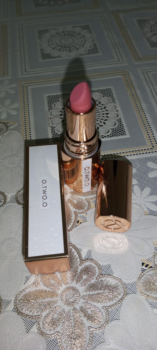 Customer photo review of O.TWO.O MISTY KISS LOCK COLOUR MATTE LIPSTICK