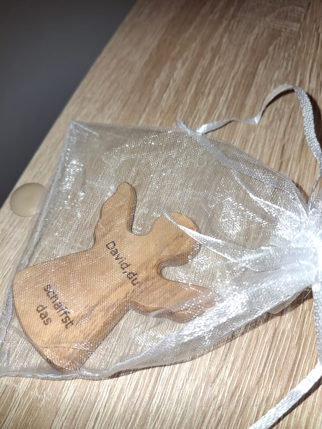 Customer photo review of Personalisierter Schutzengel aus Olivenholz mit Gravur (6 cm) | Handschmeichler als Geschenk zur Taufe, Geburt & Kommunion