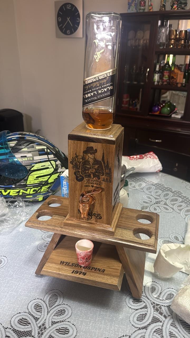 Customer photo review of Dispensador de licor Premium - Porta copas incluido