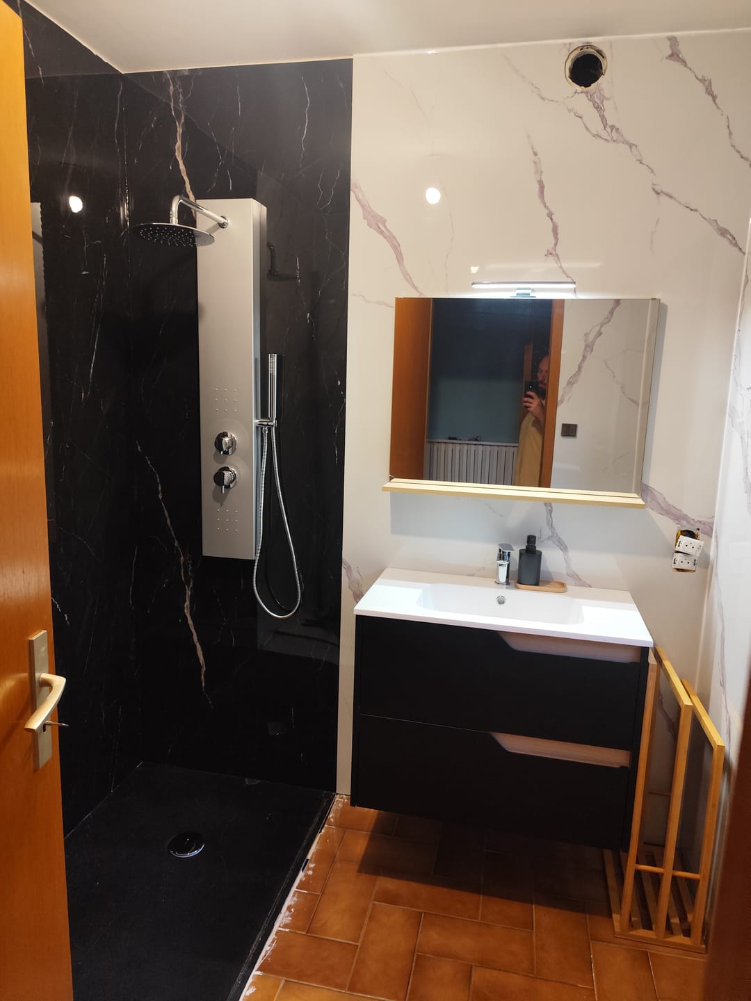 Customer photo review of Panneau PVC Effet Marbre Blanc – Étanche Salle de Bain / Douche