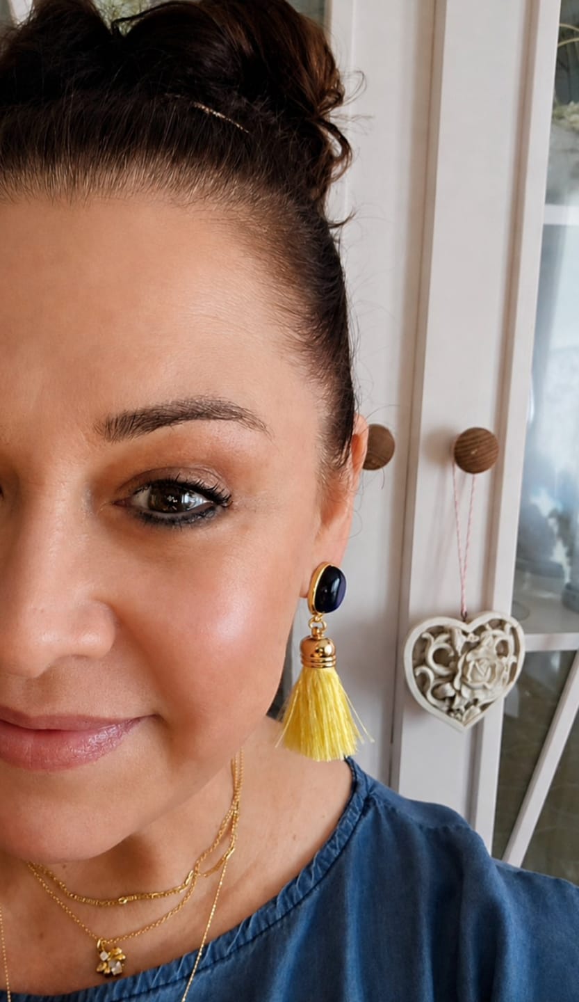 Customer photo review of Dunkelblaue vergoldete Ohrstecker mit Quaste in Gelb von AmuseToi