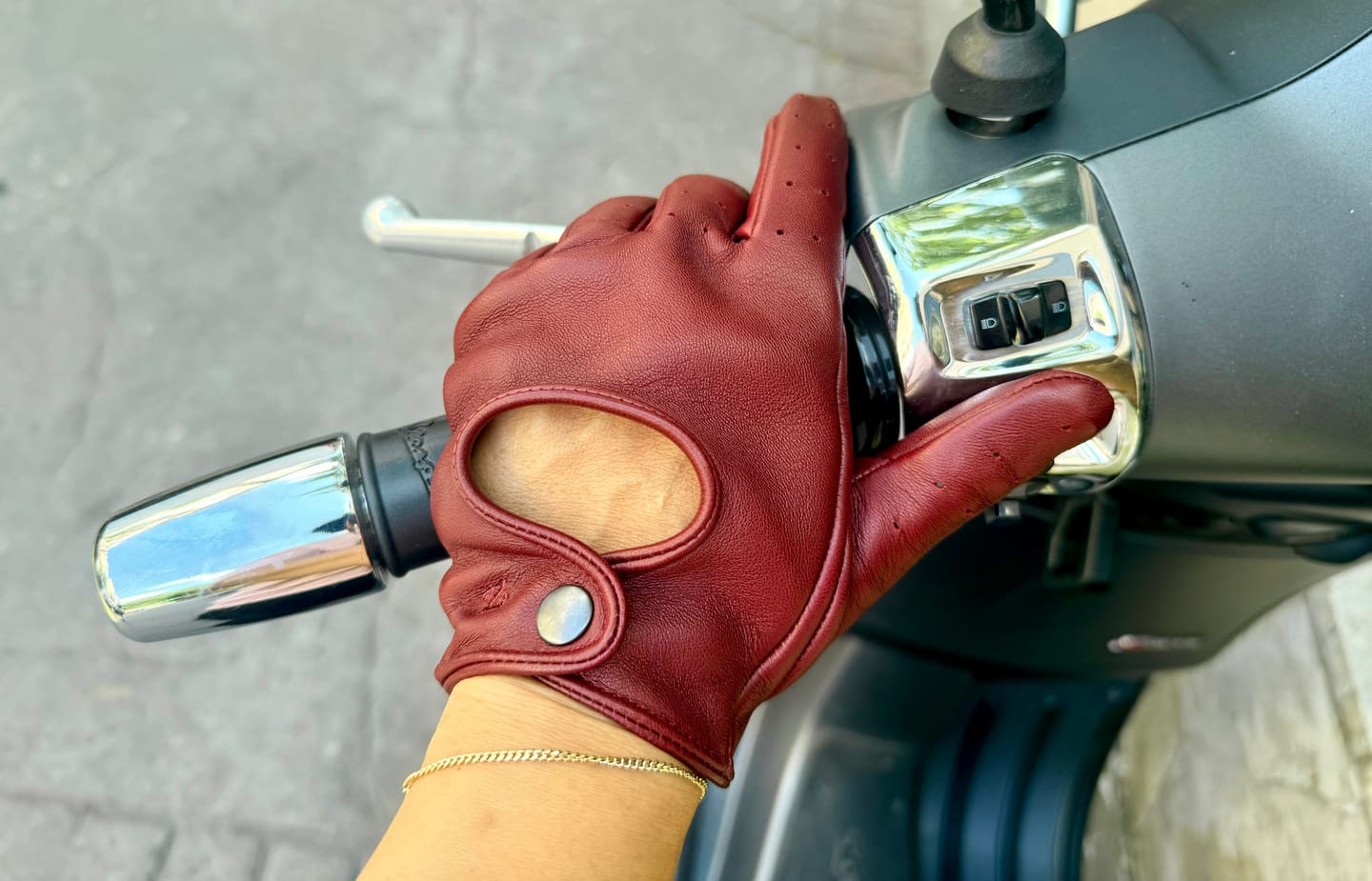 Customer photo review of Kadın Deri Sürücü Eldiveni Bordo