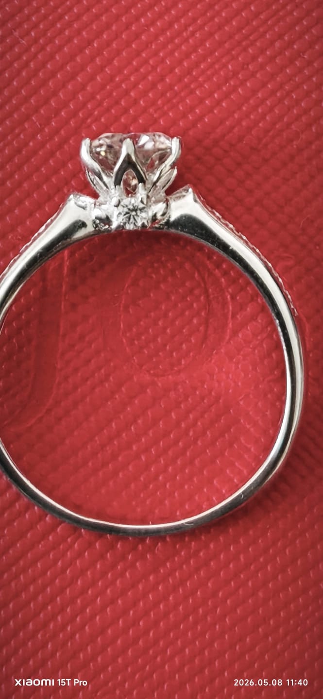 Customer photo review of Anillo Solitario Moissanita y Circones