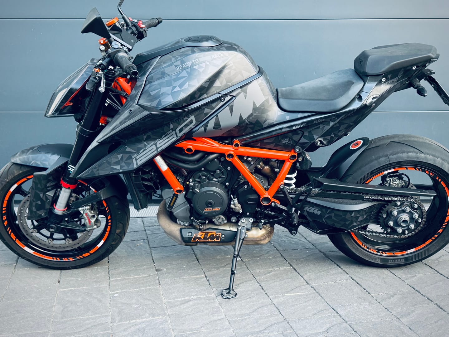 Customer photo review of KTM 1290 Super Duke R GRAPHICS - "Polyatomic" (Stealth)