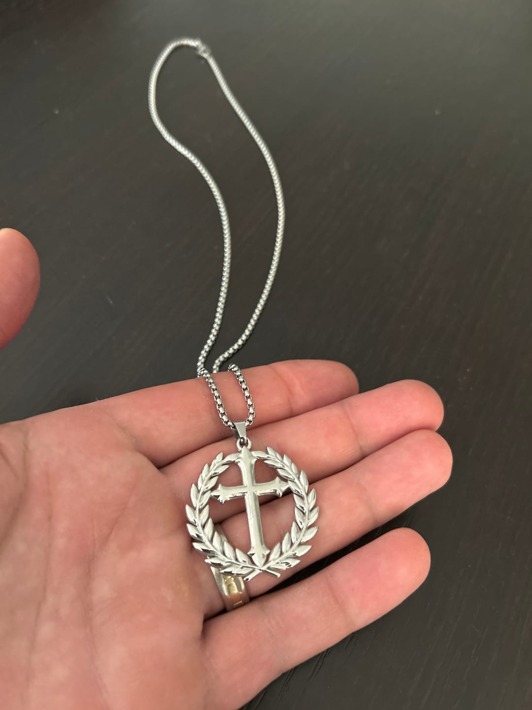 Customer photo review of Kreuzkette im Lorbeerkranz