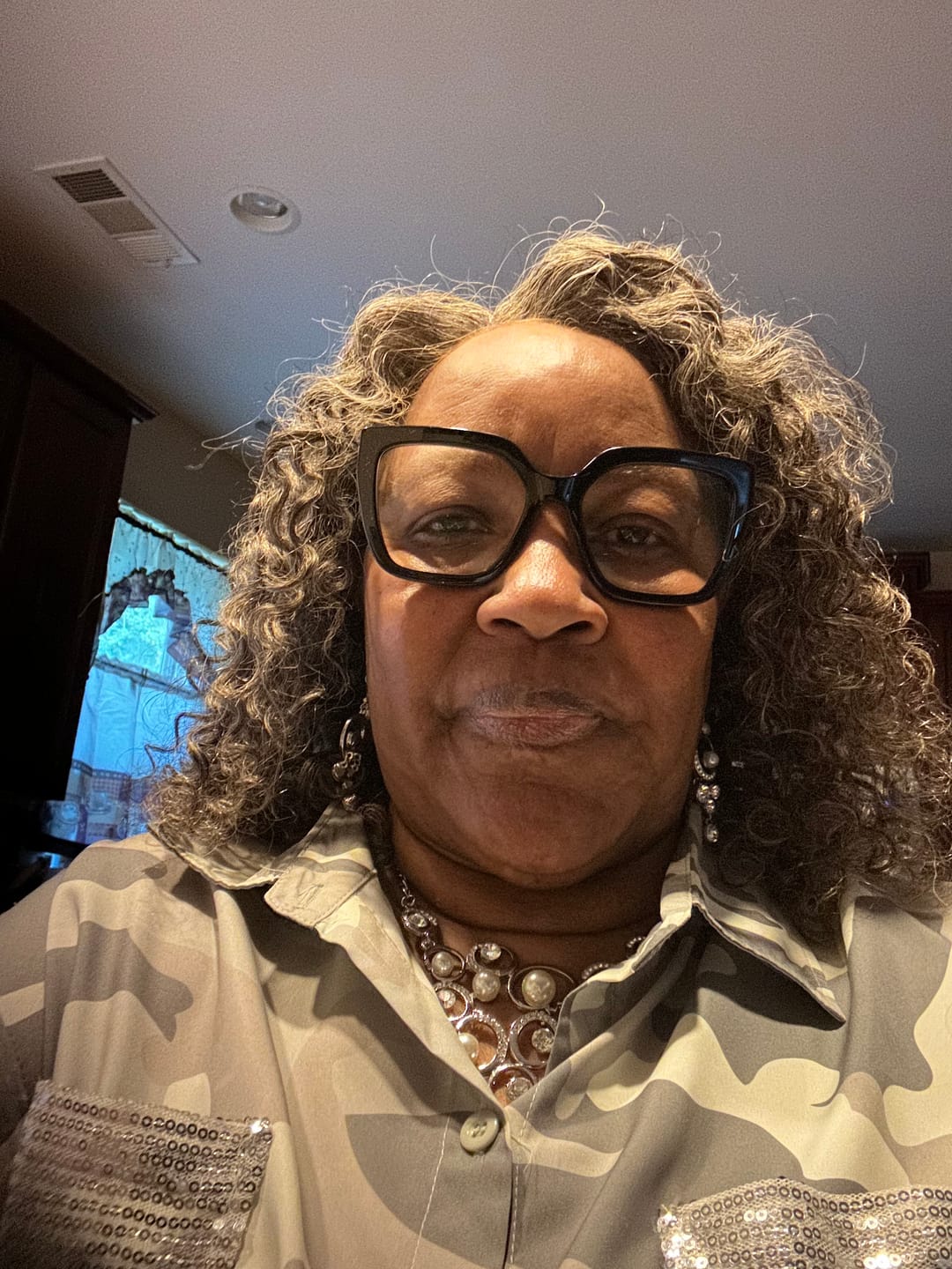 Customer photo review of Luvwin 13x4 Salt And Pepper Wand Curly Glueless Gray Color Pre-Cut Lace Wig