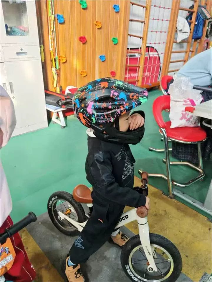 Customer photo review of 2-in-1 Kids Full-Face Helmet – Detachable Chin Guard, LED Safety Light & Ultra-Lightweight Protection