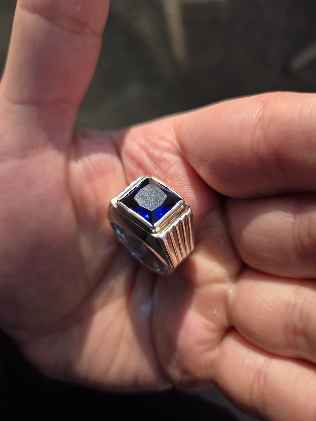 Customer photo review of Anillo Sello Circón Zafiro