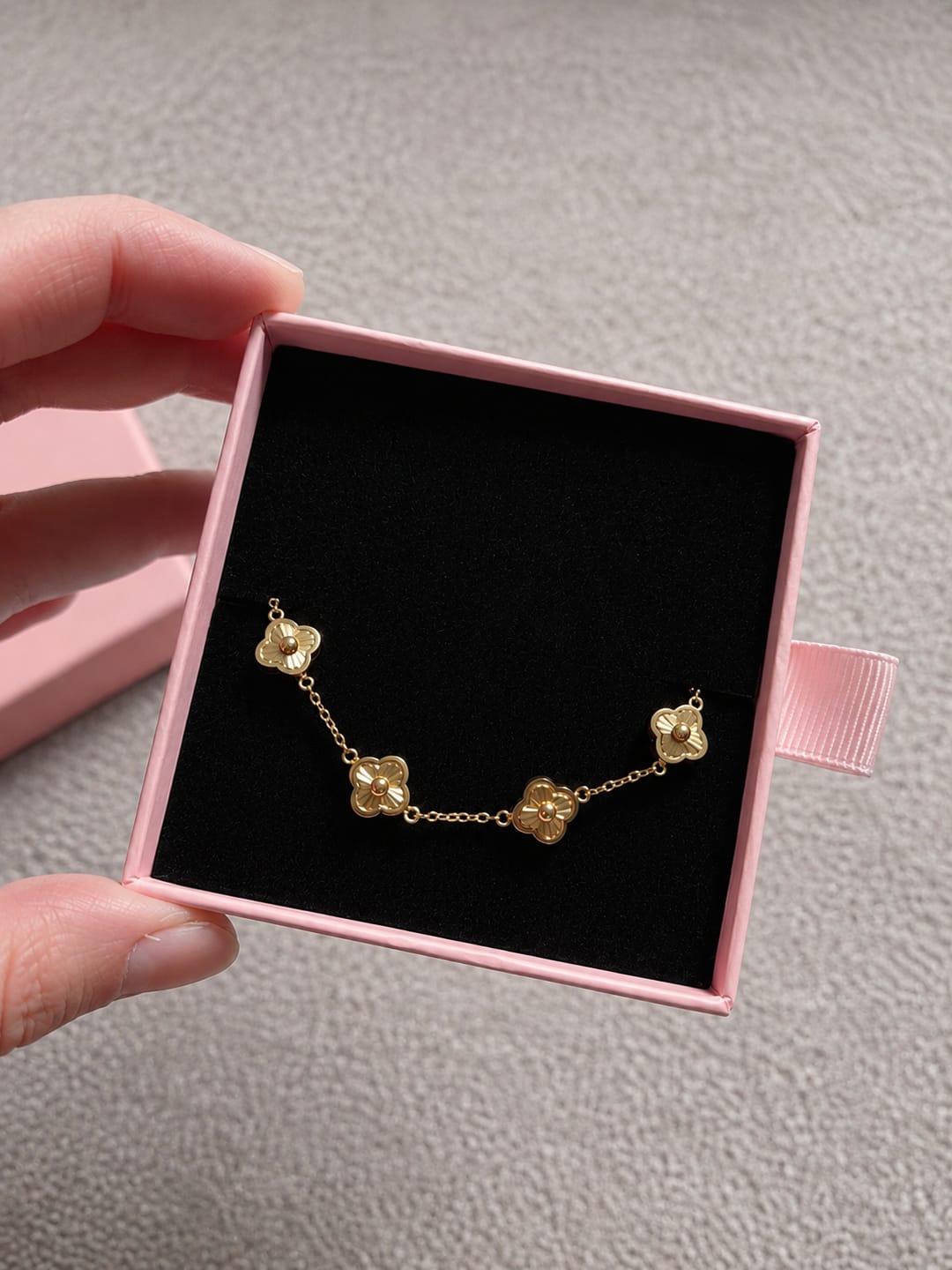 Customer photo review of Mini Golden Lucky Leaf Abbaddon Armband 14K Vergoldet