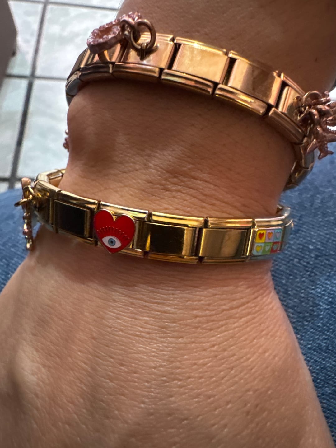 Customer photo review of Charm Ojo Corazón Rojo