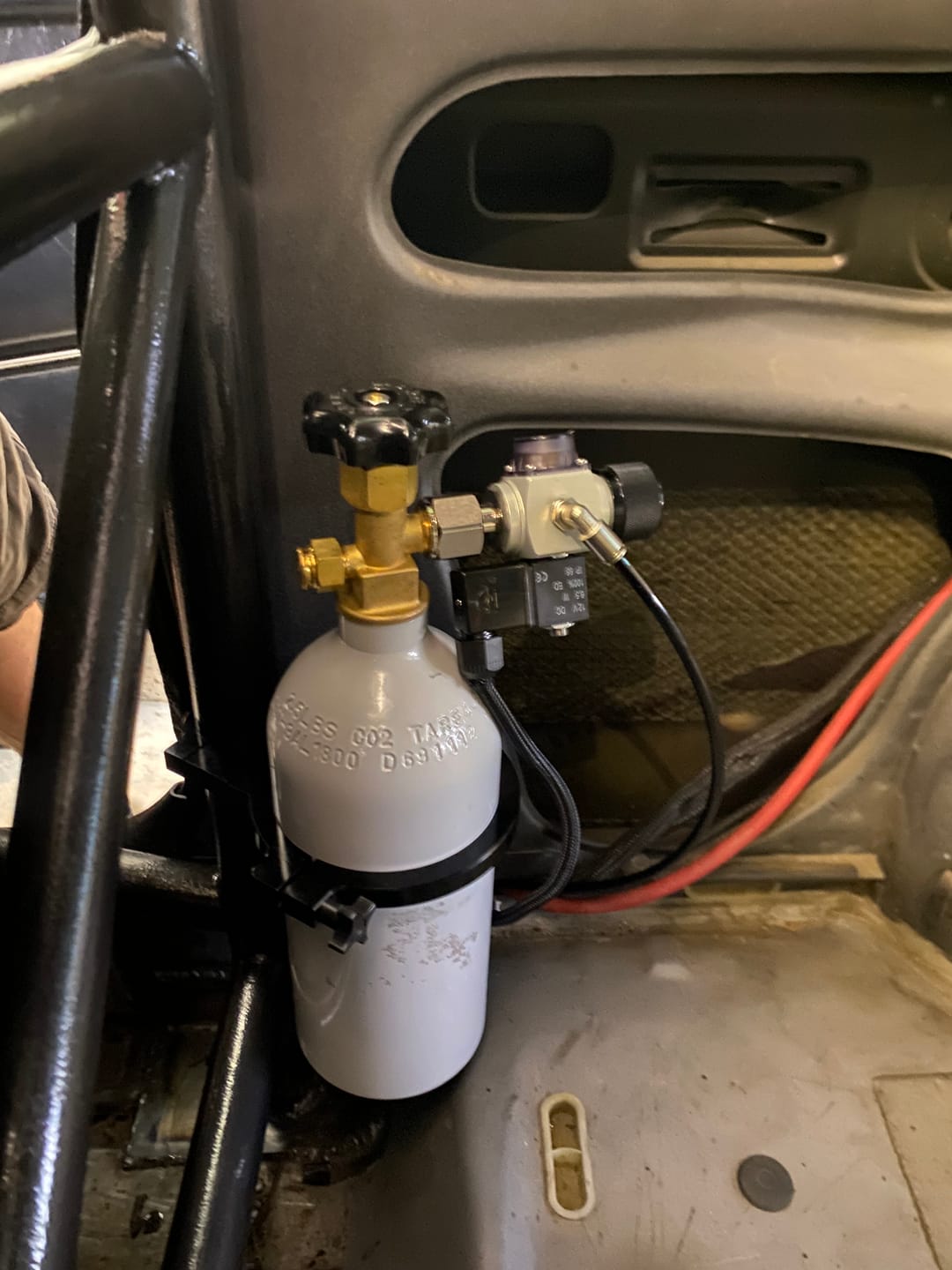 Customer photo review of Motion Raceworks Black Anodized 2.5lb CO2 Bottle Bracket (Bottle Not Included) 25-10007