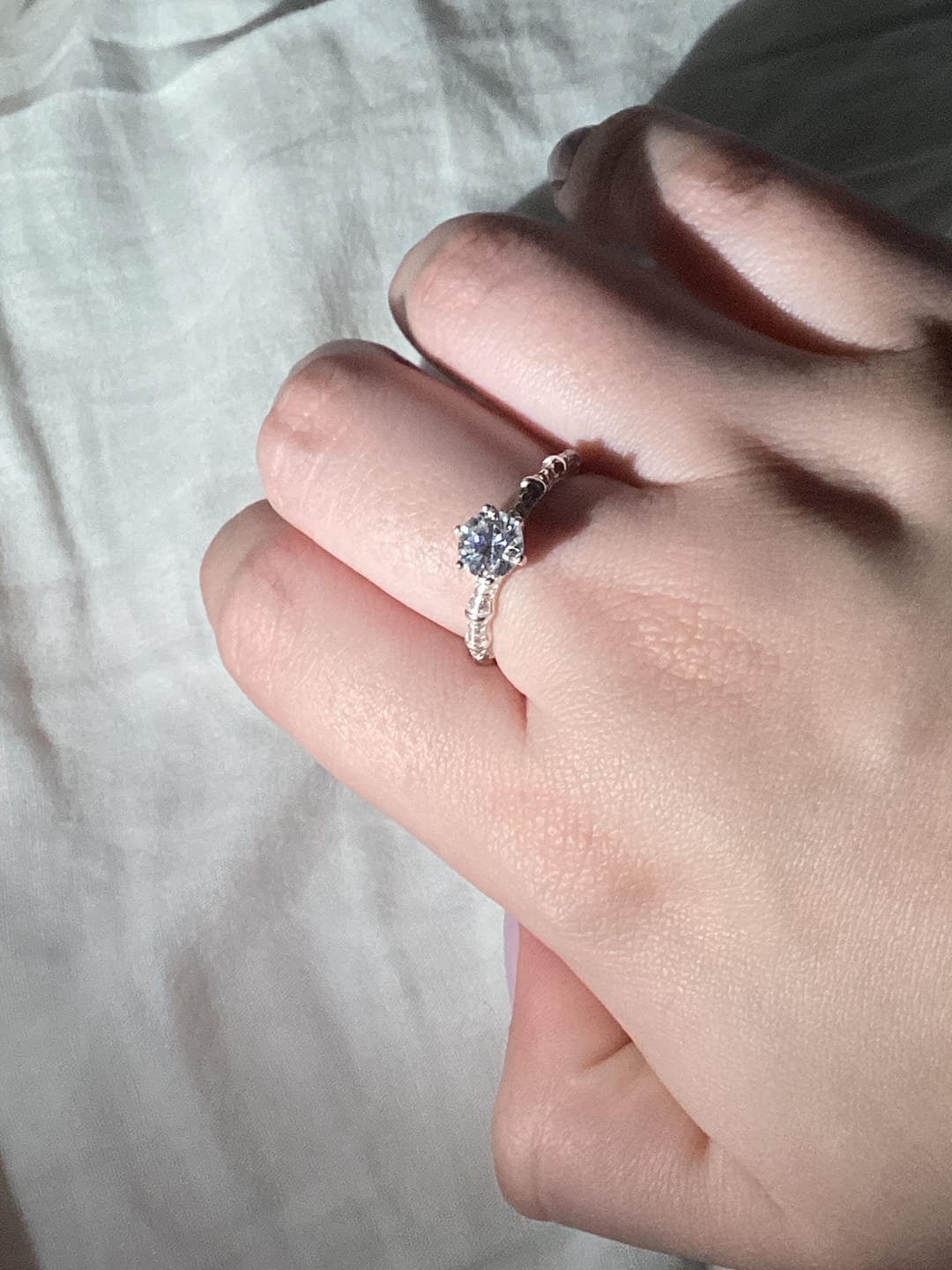 Customer photo review of Anillo Solitario Moissanita y Circones