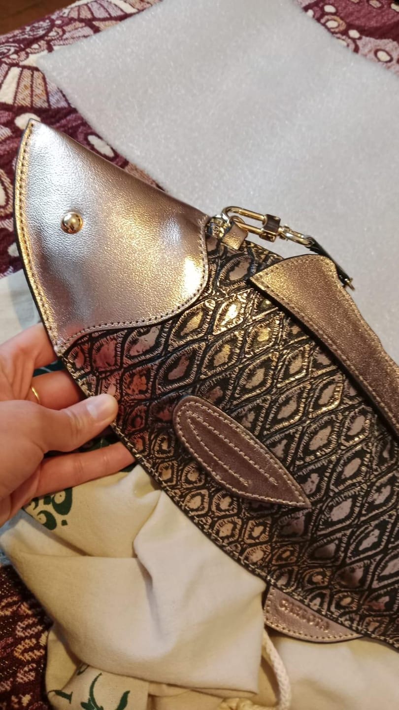 Customer photo review of CROSSBODY PESCADO ORO ROSA