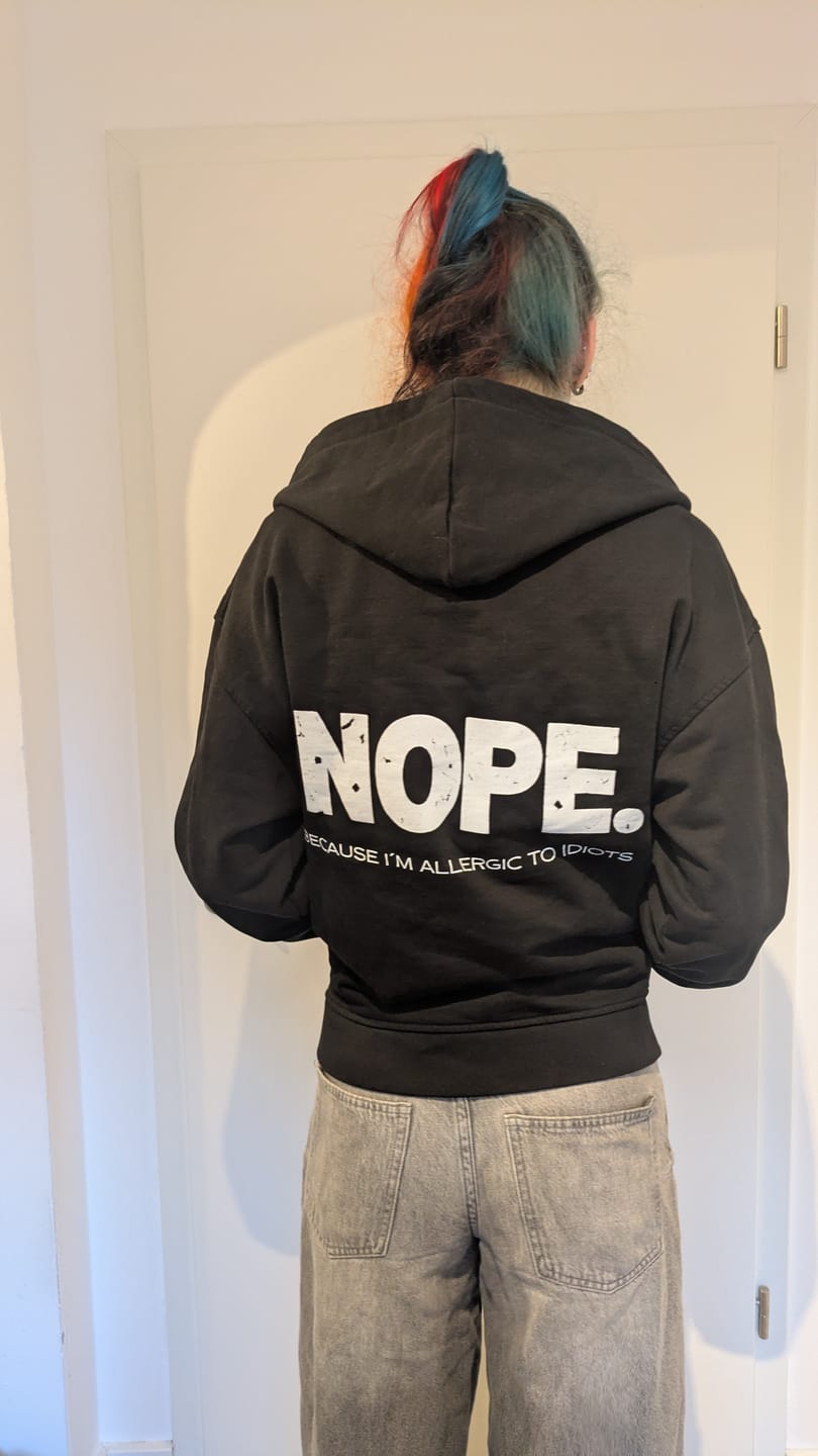 Customer photo review of NOPE. Because I’m Allergic to Idiots - Oversized Zipper Hoodie mit Reißverschluss