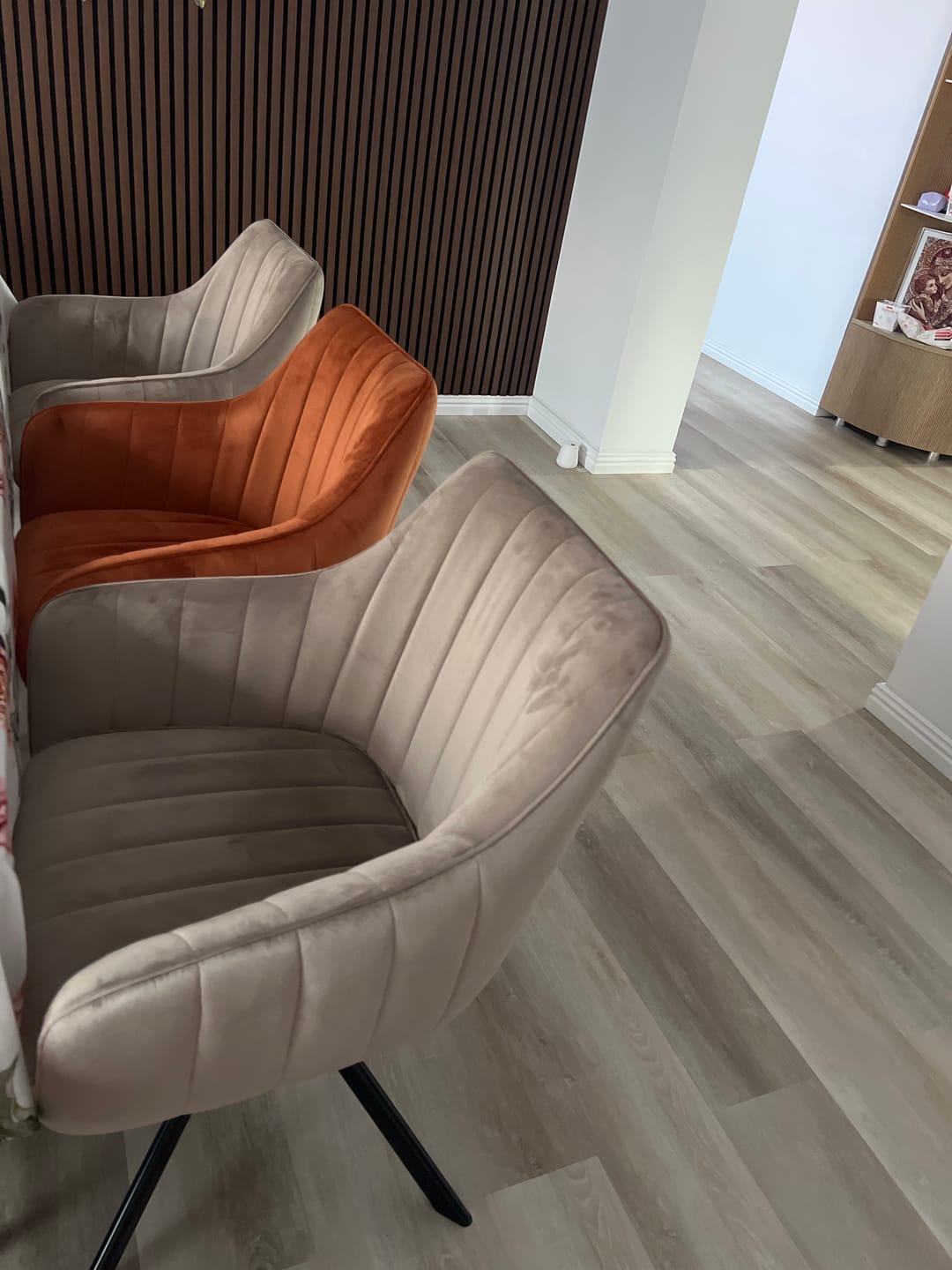Customer photo review of Scaun living rotativ AZALIA, caramiziu/negru, stofa catifelata/metal, 61x44x86 cm
