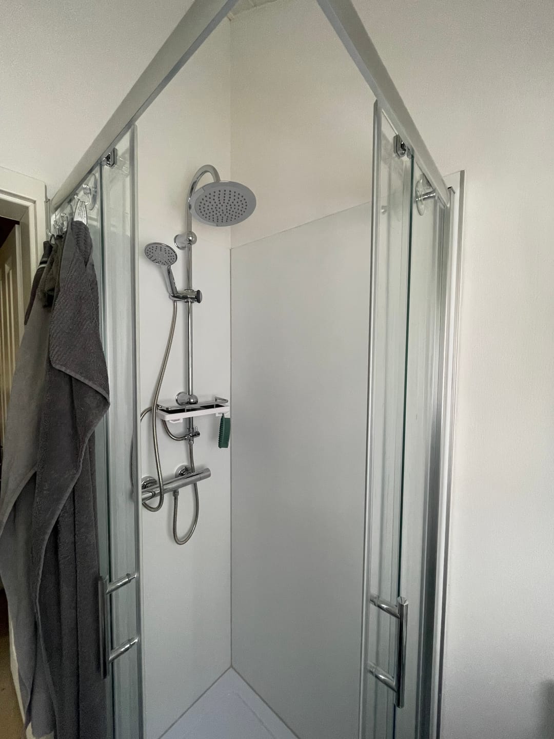Customer photo review of SONNI Duschkabine Eckeinstieg Schiebetür ohne Duschtasse Ablaufgarnitur 70-120cm Höhe 185cm/195cm