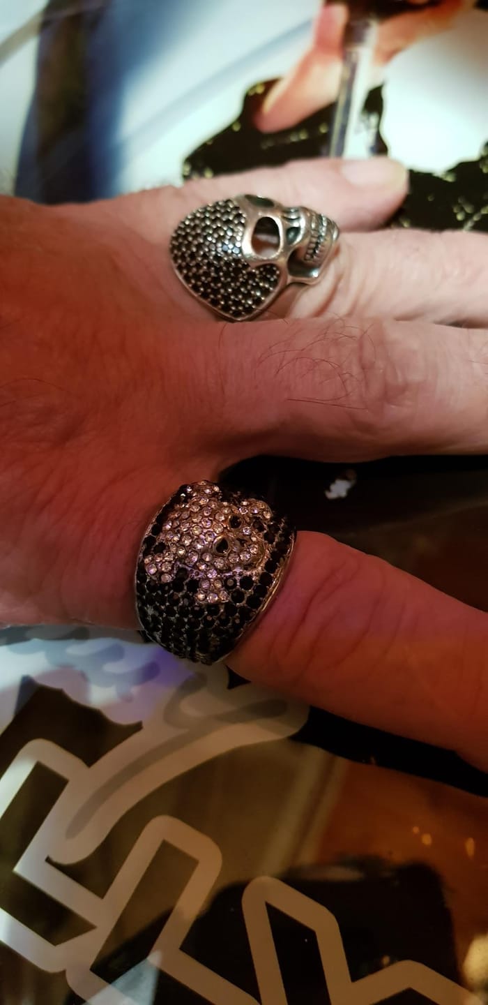 Customer photo review of Bague Johnny Hallyday Tête de mort et zircons