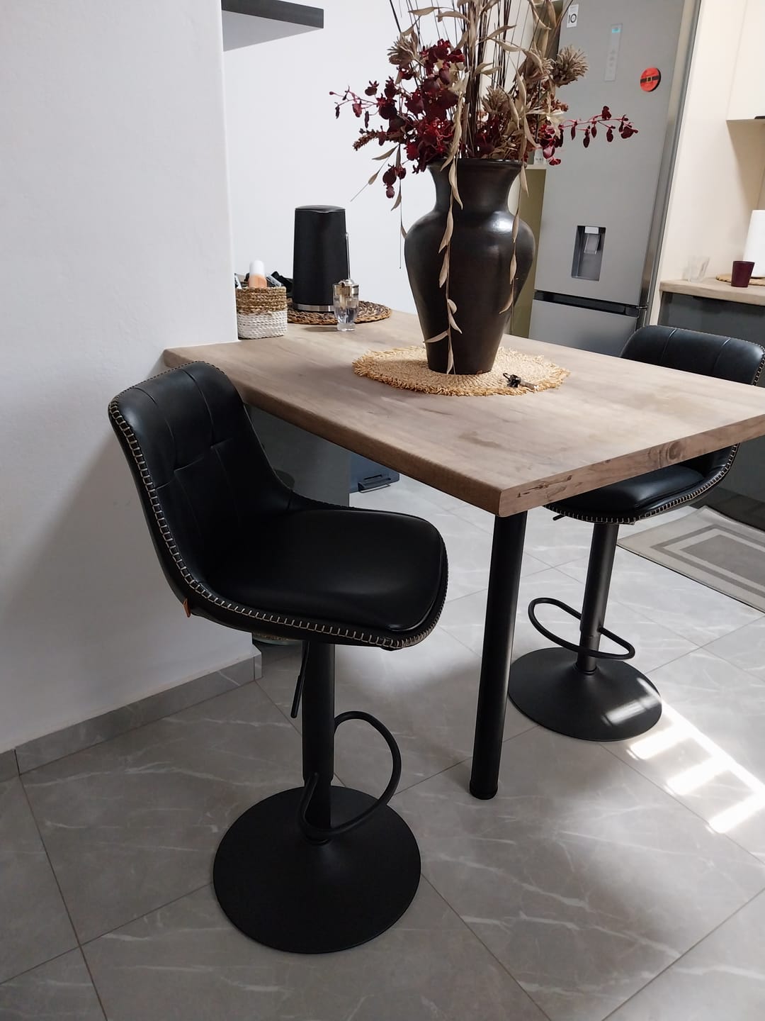 Customer photo review of Σκαμπό για Πάσο Κουζίνας Σετ 2 τμχ EKHO Ρυθμιζόμενο Ύψος 63-84 εκ με Μεγάλη Σταθερή Βάση Διάφορα Χρώματα LJ-B095K01