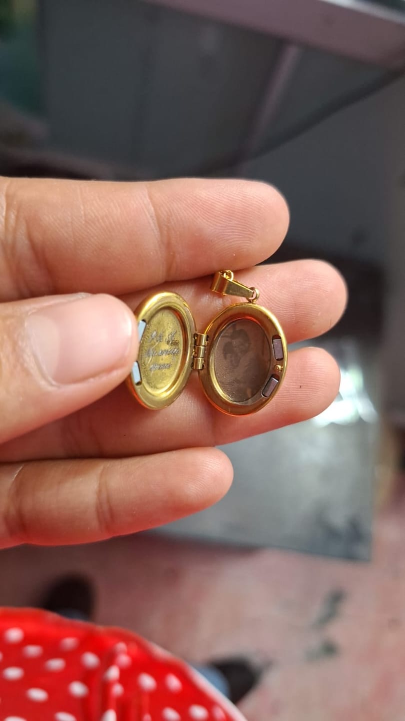 Customer photo review of Relicario Cosmos Dorado Personalizado Grabado Láser