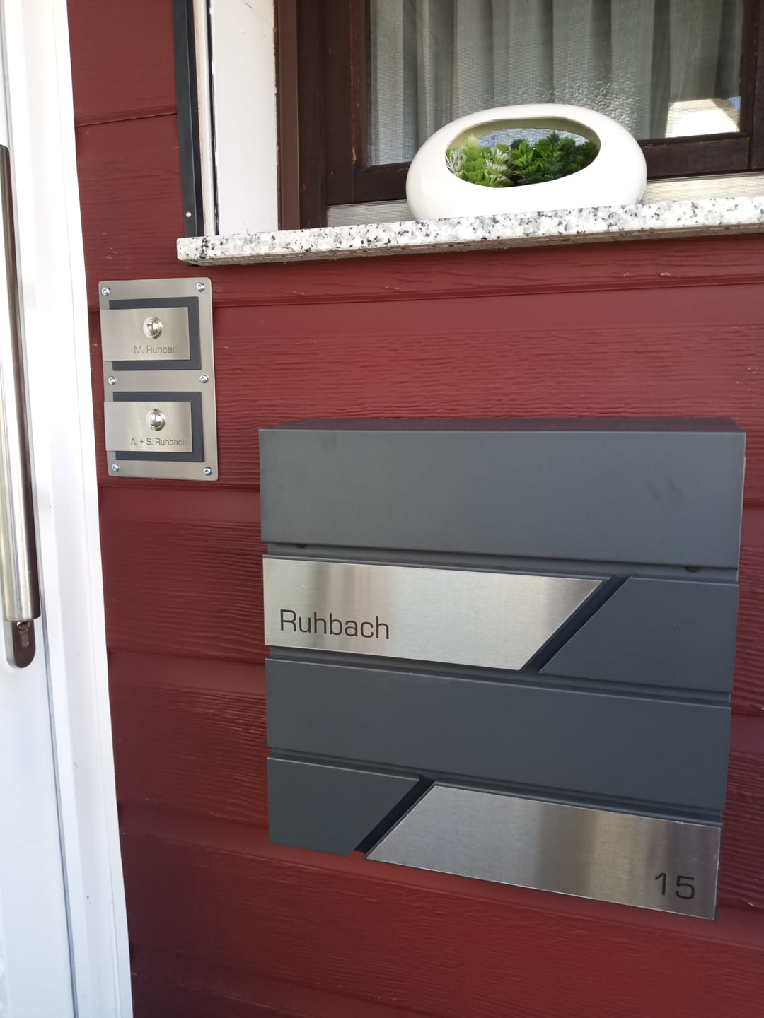 Customer photo review of AlbersDesign personalisierte Edelstahl-Klingel K5 mit 3D-Effekt in Anthrazit (RAL7016)