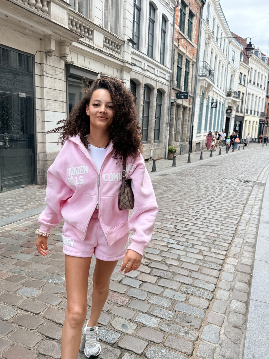 Kundenbewertung mit Foto zum „GATED COMMUNITY ZIP HOODIE LIGHT PINK“