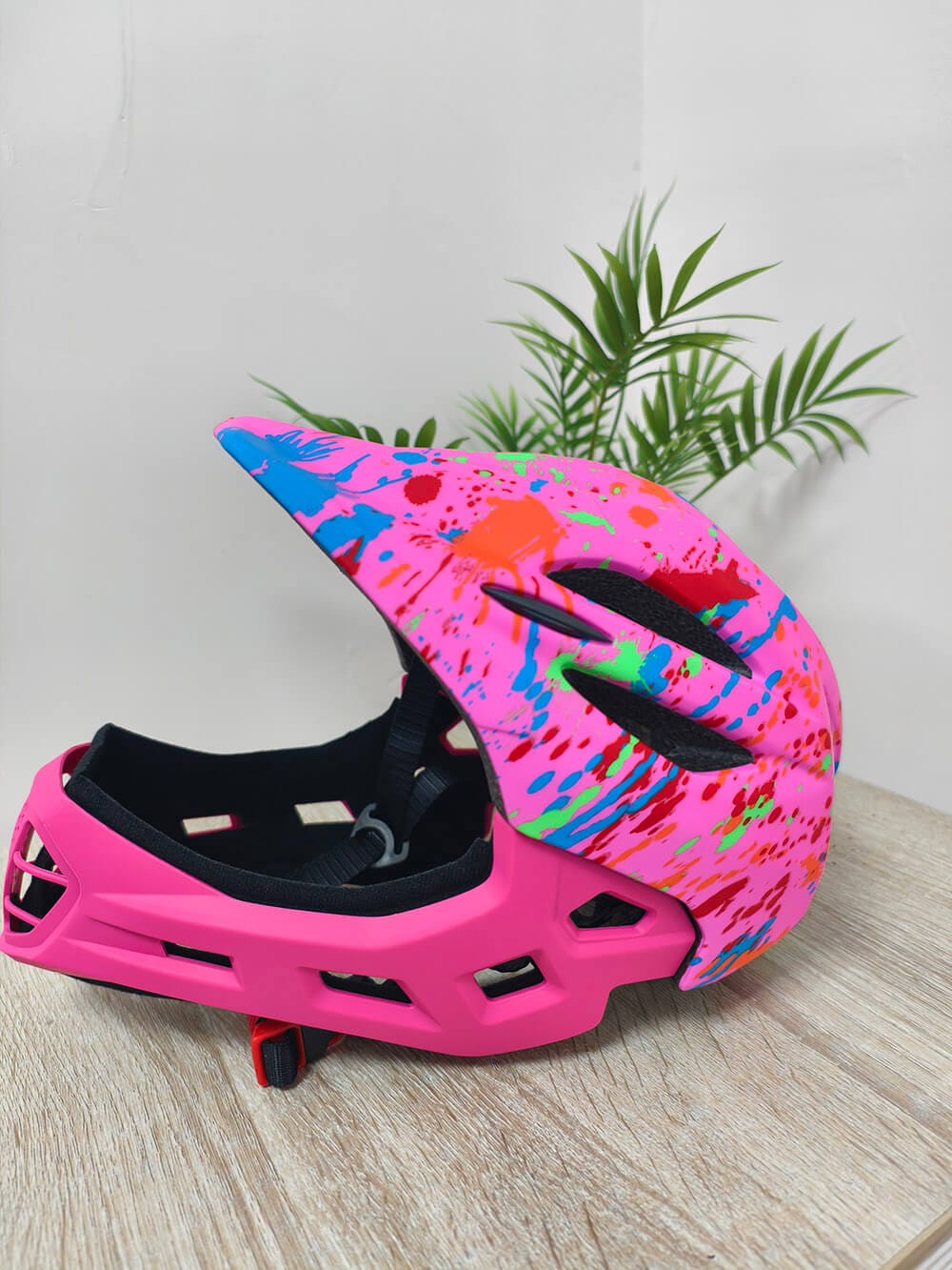 Customer photo review of 2-in-1 Kids Full-Face Helmet – Detachable Chin Guard, LED Safety Light & Ultra-Lightweight Protection