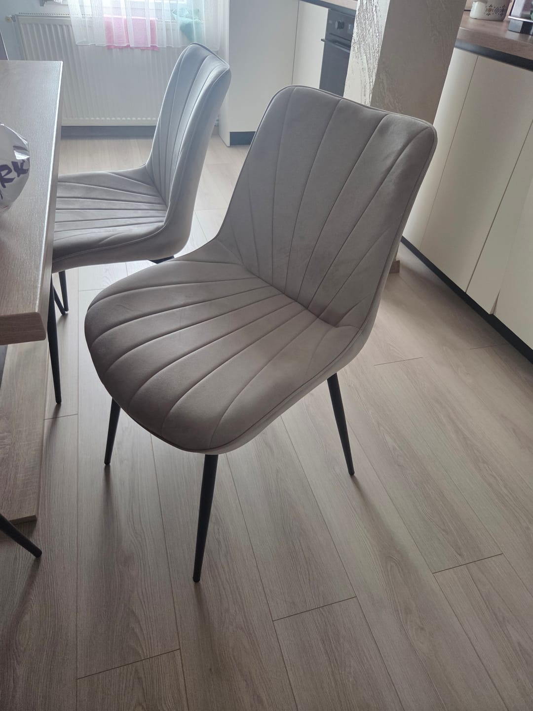 Customer photo review of Scaun de sufragerie tapitat K589, bej - Bluvel 40, stofa catifelata/otel, 50x63x87 cm