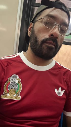 Reviewer's México Retro jersey in vinotinto color with white trim and a detailed emblem on the chest.