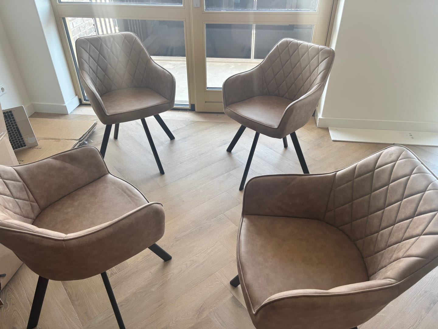 Customer photo review of Brione Draaibare Eetkamerstoel - Taupe