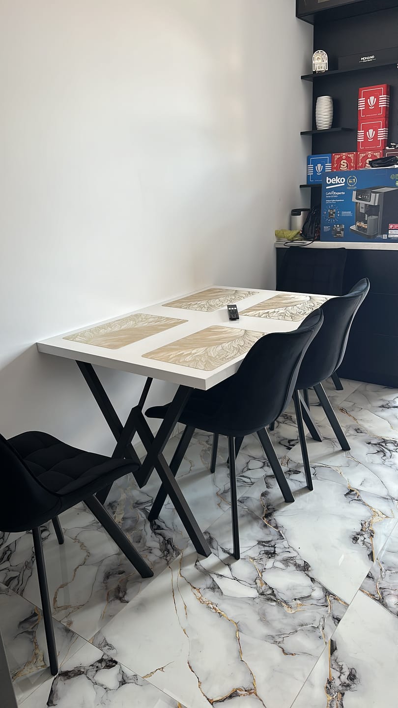 Customer photo review of Scaun tapitat modern K332, negru, stofa catifelata/metal, 46x61x84 cm