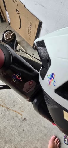 Customer photo review of Helmut & Helmine - 2 x 2,5 cm UV Aufkleber - "Männchen mit Fahrrad und ausgestreckten Beinen"