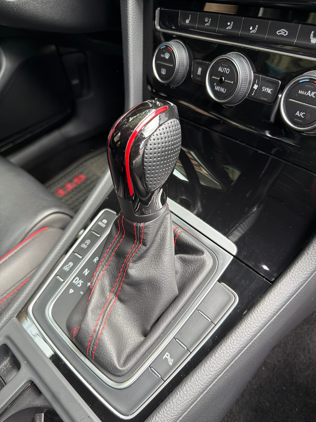 Customer photo review of Pommeau DSG Cuir Alcantara VW Golf 6 / 7 / GTI / R