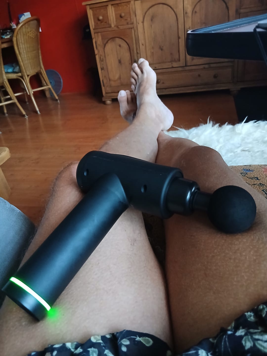 Customer photo review of Massagepistool met 30 snelheden / Diepe spiermassage tot 3.600 impulsen/min / 10 massagekoppen voor nek, rug & lichaam / Met LCD-touchscreen