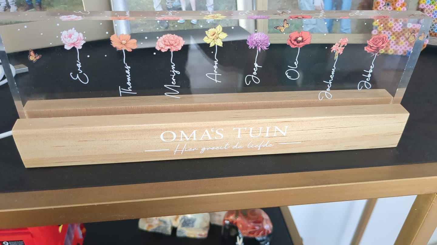 Customer photo review of Oma's Tuin - Gepersonaliseerd LED-display met bloemen en namen