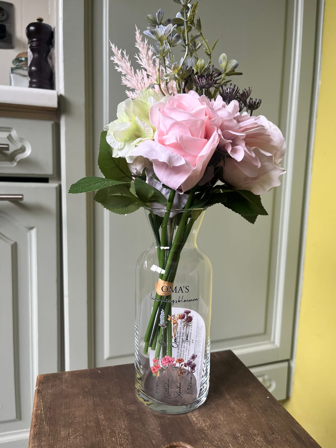 Customer photo review of Mama’s tuin – Gepersonaliseerde glazen vaas met naam en bloemen voor mama en oma