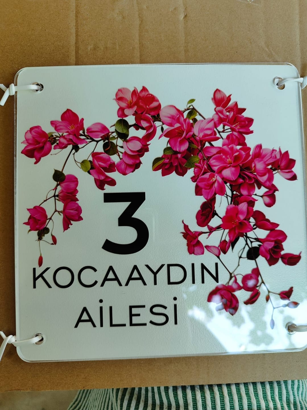 Customer photo review of Kişiye Özel Begonvil Çiçekli Kapı İsimliği
