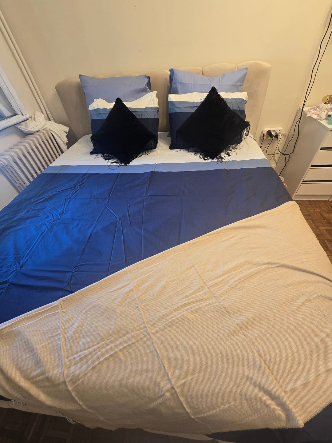 Customer photo review of Lit coffre design avec tête de lit matelassée - JADE