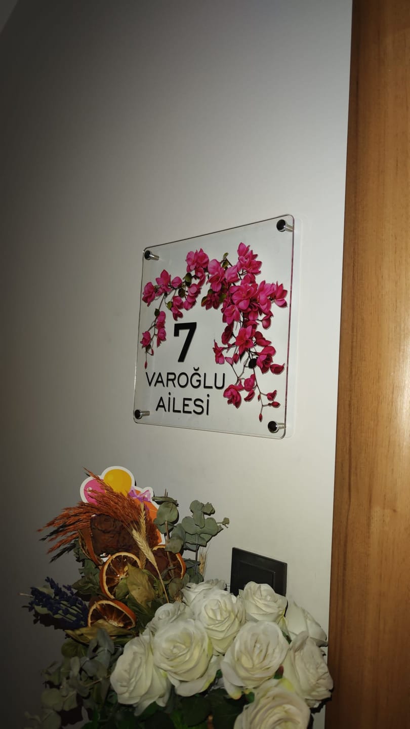 Customer photo review of Kişiye Özel Begonvil Çiçekli Kapı İsimliği