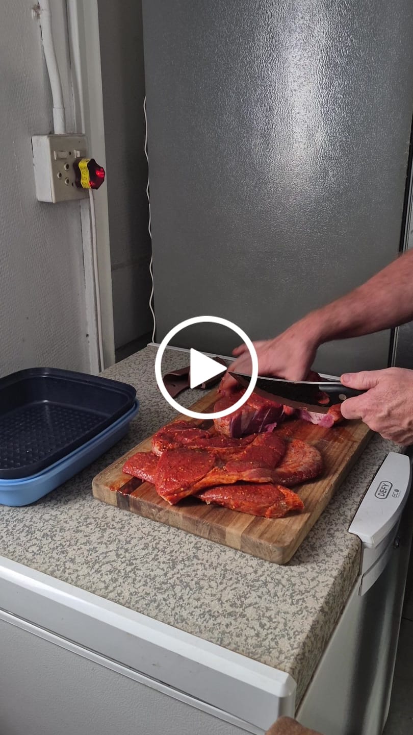 Customer video review of BRAAIPLANK™ "BEENLEM" HAMMER FORGED BONING KNIFE