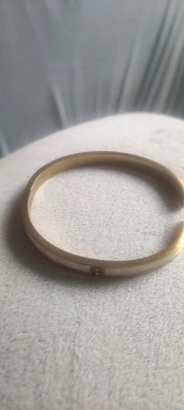 Customer photo review of Tara mother of pearl bangle