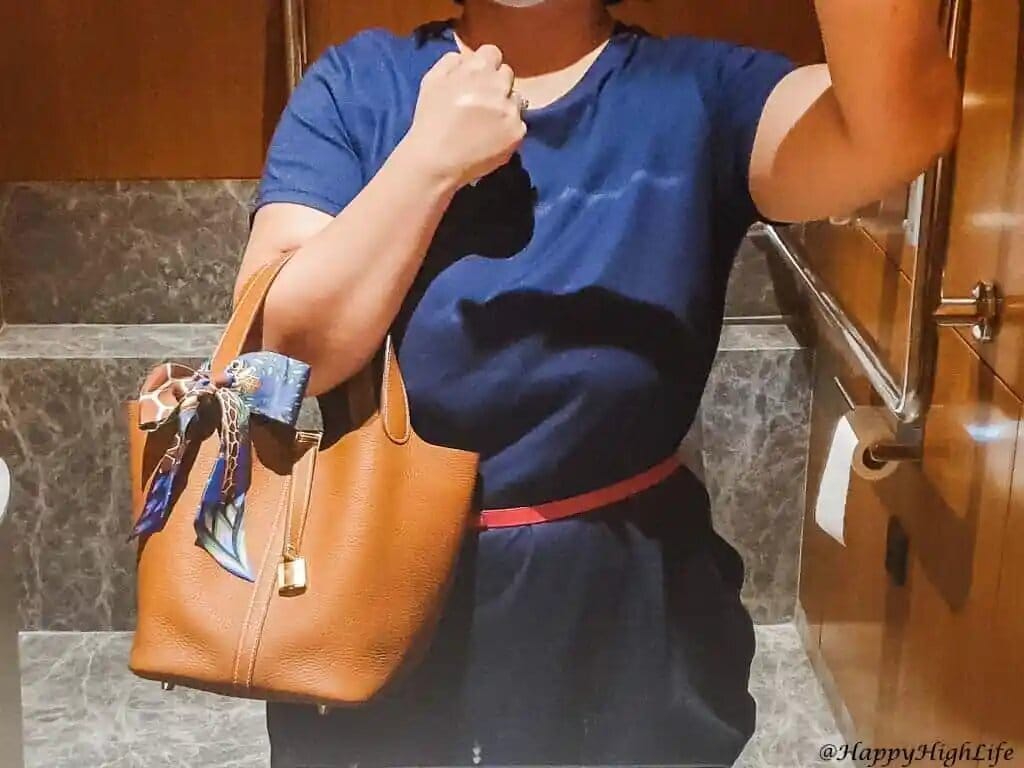 Customer photo review of Etoupe Luxe Lock Tote