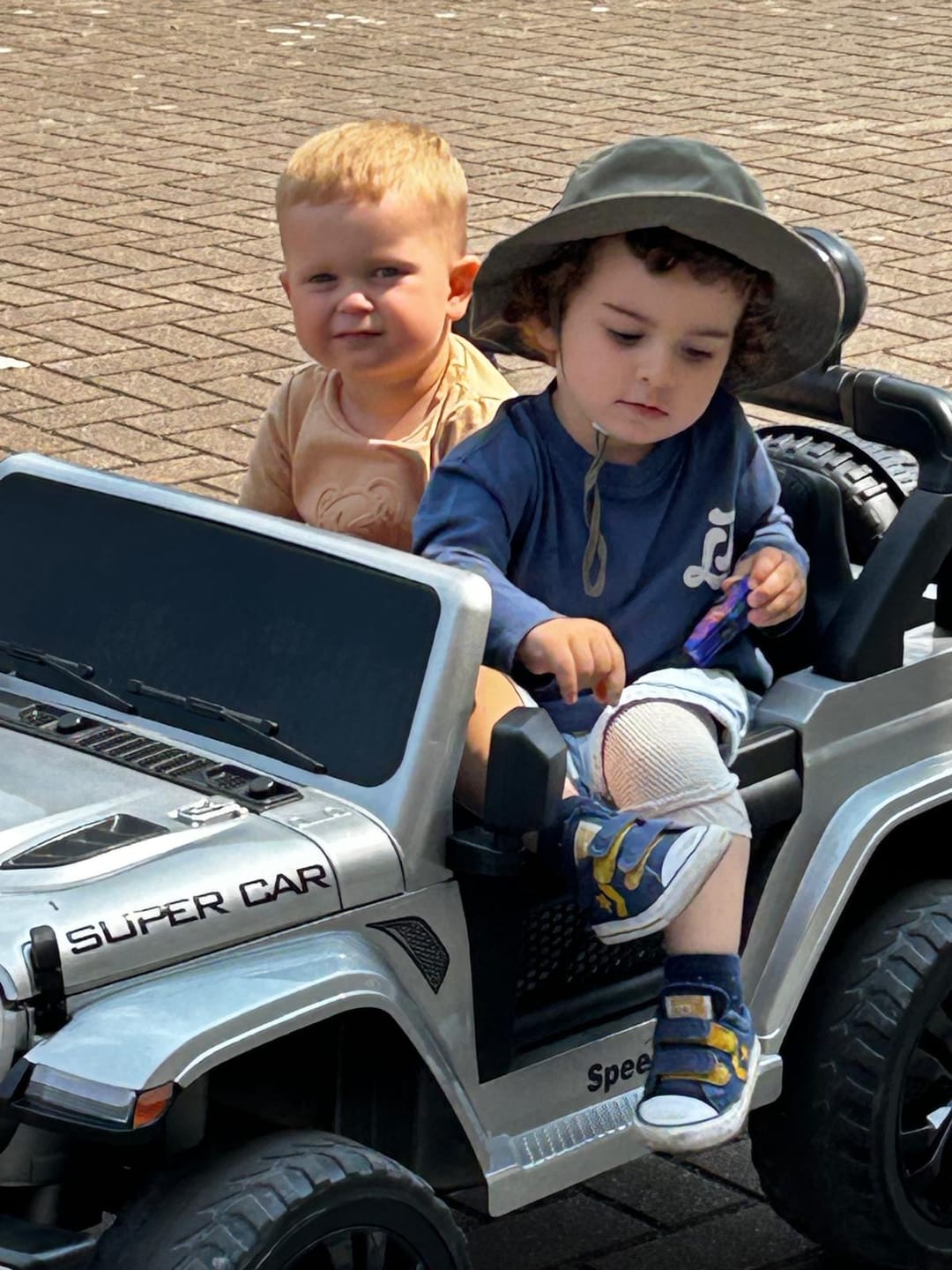Customer photo review of Carro Elétrico para Criança SPEED WRANGLER 4x4 Cinza Metalizado 12v c/ RODAS DE BORRACHA & ASSENTO EM PELE